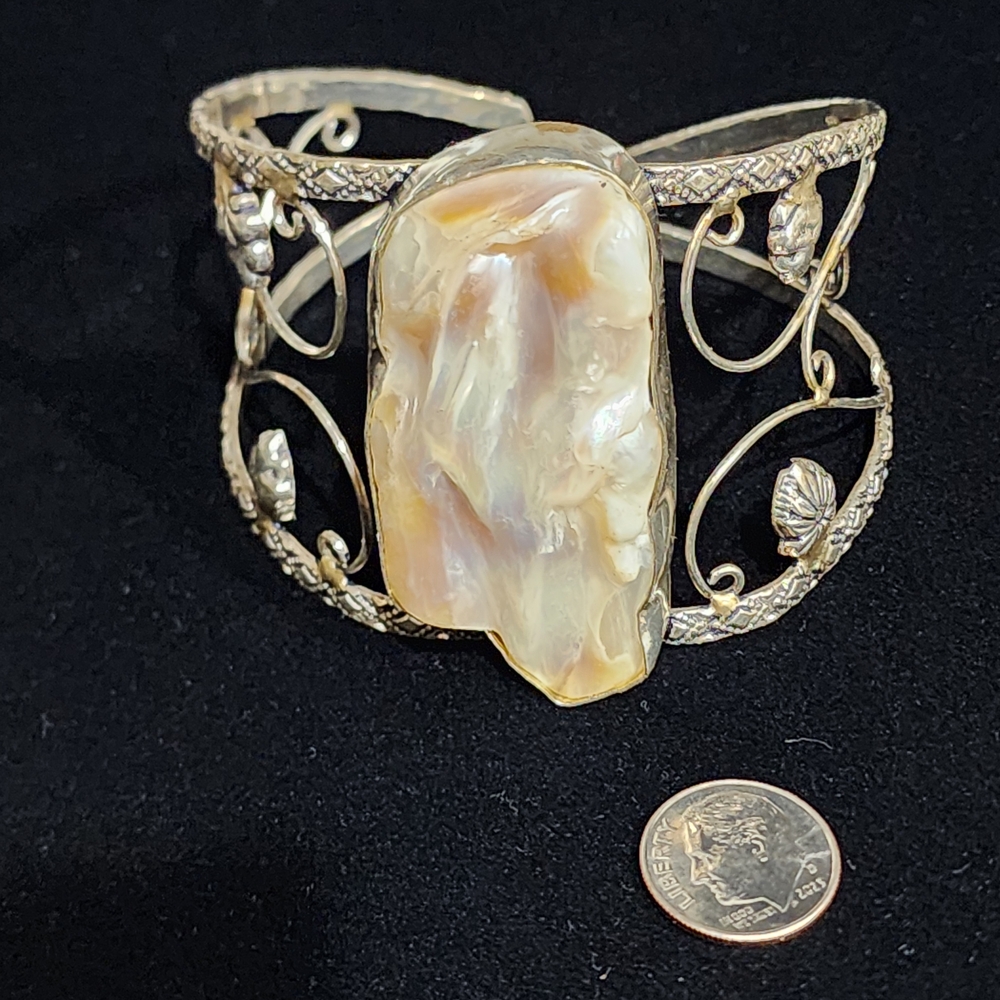 Elegant Gold and Cream Women's Bracelet